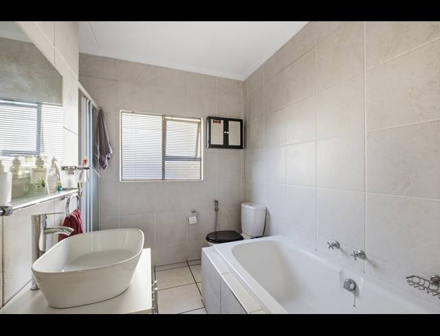 3 BEDROOM APARTMENT FOR SALE IN SUNNINGHILL